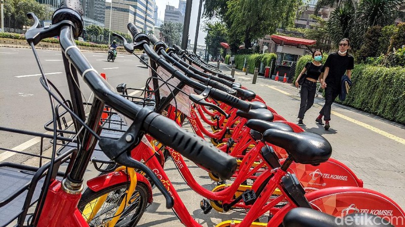 Puluhan sepeda berbagi (bike sharing) terparkir di trotoar Jl Thamrin, Jakarta, Jumat (24/7/2020). Pada hari kerja (weekdays) pengguna bike sharing menurun drastis dibandingkan pada saat akhir pekan (weekend).