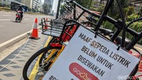 Puluhan sepeda berbagi (bike sharing) terparkir di trotoar Jl Thamrin, Jakarta, Jumat (24/7/2020). Pada hari kerja (weekdays) pengguna bike sharing menurun drastis dibandingkan pada saat akhir pekan (weekend).