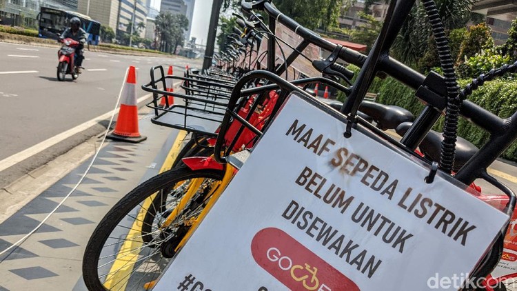 Puluhan sepeda berbagi (bike sharing) terparkir di trotoar Jl Thamrin, Jakarta, Jumat (24/7/2020). Pada hari kerja (weekdays) pengguna bike sharing menurun drastis dibandingkan pada saat akhir pekan (weekend).
