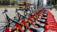 Puluhan sepeda berbagi (bike sharing) terparkir di trotoar Jl Thamrin, Jakarta, Jumat (24/7/2020). Pada hari kerja (weekdays) pengguna bike sharing menurun drastis dibandingkan pada saat akhir pekan (weekend).