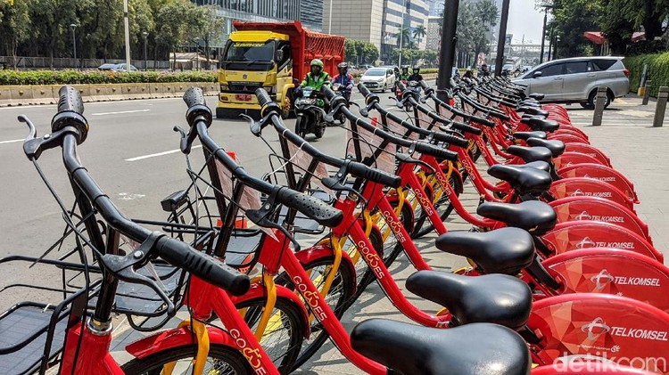 Puluhan sepeda berbagi (bike sharing) terparkir di trotoar Jl Thamrin, Jakarta, Jumat (24/7/2020). Pada hari kerja (weekdays) pengguna bike sharing menurun drastis dibandingkan pada saat akhir pekan (weekend).