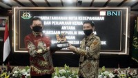 Selain bekerja sama dalam hal penegakan hukum serta pengamanan pembangunan strategis dan aset, BNI juga memberikan dukungan berupa layanan perbankan digital, peningkatan kompetensi personel, dan pengelolaan keuangan melalui BNI Cash Management.