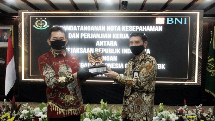 Direktur Utama BNI Herry Sidharta (kiri) dan Jaksa Agung Republik Indonesia ST Burhanuddin (kanan) menandatangani Nota Kesepahaman (MoU) di Jakarta, Jumat (24 Juli 2020). Selain bekerja sama dalam hal penegakan hukum serta pengamanan pembangunan strategis dan aset, BNI juga memberikan dukungan berupa layanan perbankan digital, peningkatan kompetensi personel, dan pengelolaan keuangan melalui BNI Cash Management.