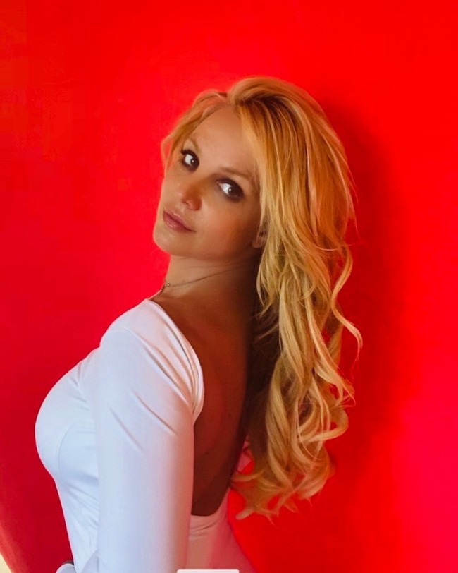 Britney Spears punya dokter bedah plastik langganan yang sudah dia percaya untuk melakukan prosedur kecantikan padanya. Bintang pop di era 2000-an ini mengaku belum menjalani operasi plastik, tapi pernah mencoba suntik filler di bibir. Foto: Instagram @britneyspears