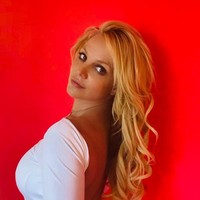 Britney Spears punya dokter bedah plastik langganan yang sudah dia percaya untuk melakukan prosedur kecantikan padanya. Bintang pop di era 2000-an ini mengaku belum menjalani operasi plastik, tapi pernah mencoba suntik filler di bibir. Foto: Instagram @britneyspears