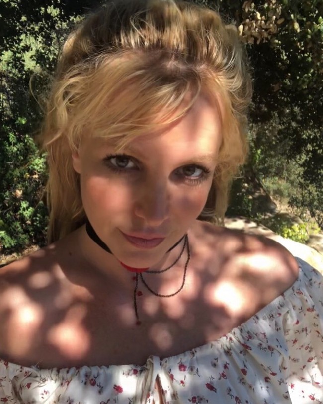 Aku seorang wanita yang cantik dan sensitif, yang ingin memandang dirinya secara murni. Aku tentu tidak akan mengunggah foto topless terus karena akan sangat membosankan, tapi cara in menolong kamu untuk mendapat pencerahan, tambahnya. (Foto: Instagram/@britneyspears)