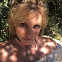 Aku seorang wanita yang cantik dan sensitif, yang ingin memandang dirinya secara murni. Aku tentu tidak akan mengunggah foto topless terus karena akan sangat membosankan, tapi cara in menolong kamu untuk mendapat pencerahan, tambahnya. (Foto: Instagram/@britneyspears)