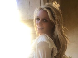 Nggak Gengsi, 5 Artis Wanita Ini Berani Lamar Kekasihnya Duluan