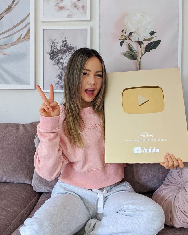 Semenjak pandemi Corona banyak orang beralih ke YouTube untuk mencari tutorial olahraga. Salah satu YouTuber fitness yang jadi andalan banyak wanita adalah Chloe Ting. Wanita asal Melbourne, Australia ini telah mengajarkan lebih dari delapan juta subscriber-nya cara membentuk tubuh dari rumah. Foto: Instagram @chloe_t