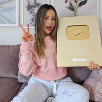 Semenjak pandemi Corona banyak orang beralih ke YouTube untuk mencari tutorial olahraga. Salah satu YouTuber fitness yang jadi andalan banyak wanita adalah Chloe Ting. Wanita asal Melbourne, Australia ini telah mengajarkan lebih dari delapan juta subscriber-nya cara membentuk tubuh dari rumah. Foto: Instagram @chloe_t