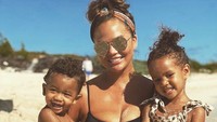 Namun Chrissy merasa tak puas dengan hasilnya dan masih beranggapan jika payudaranya itu masih kebesaran. Dok. Instagram/chrissyteigen