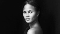 Istri John Legend tersebut sempat secara tak sengaja menunjukkan bagian sensitif di payudaranya saat sedang melakukan video di Snapchat pada 2017 lalu. Dok. Instagram/chrissyteigen