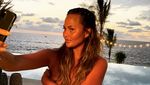 Chrissy Teigen Ingin Operasi Kecilkan Payudaranya, Ada Apa?