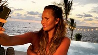 Kini Chrissy Teigen ingin mengecilkan payudaranya itu. Dok. Instagram/chrissyteigen