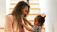 Ia pun ingin bisa mengancingi dress yang sesuai dengan ukurannya dan duduk dengan nyaman. Dok. Instagram/chrissyteigen
