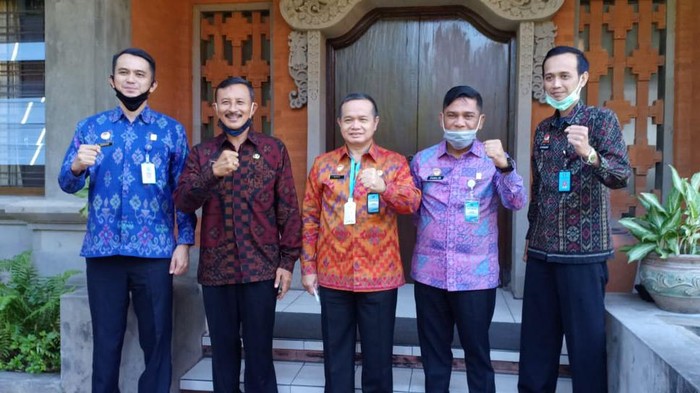 Direktur Lalu Lintas Keimigrasian Direktorat Jenderal Imigrasi Kementerian Hukum dan Ham, Cucu Koswala beserta jajaran.