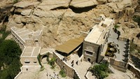 Pemandangan dari puncak Dar Al Hajar. Di dalam Dar Al Hajar ada beberapa ruangan, seperti kamar tamu, dapur, hingga ruang penyimpanan serta beberapa halaman untuk bersantai.  (Getty Images/iStockphoto/BremecR)