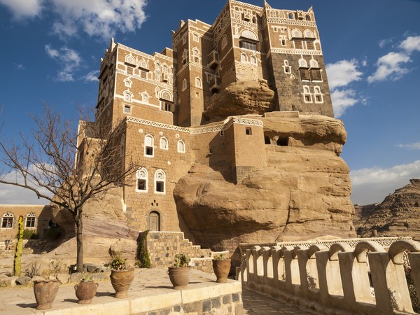 Dar Al Hajar sendiri berlokasi sekitar 14 kilometer dari Sanaa, ibu kota Yaman. Tepatnya di kawasan Lembah Wadi Dhahr yang gersang dan berbatu-batu. (Getty Images/iStockphoto/helovi) Dar Al Hajar sendiri berlokasi sekitar 14 kilometer dari Sanaa, ibu kota Yaman. Tepatnya di kawasan Lembah Wadi Dhahr yang gersang dan berbatu-batu. (Getty Images/iStockphoto/helovi)