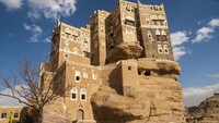 Dar Al Hajar sendiri berlokasi sekitar 14 kilometer dari Sanaa, ibu kota Yaman. Tepatnya di kawasan Lembah Wadi Dhahr yang gersang dan berbatu-batu. (Getty Images/iStockphoto/helovi)