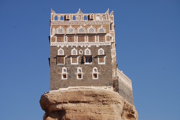 Sesuai namanya, Dar Al Hajar memang dibangun di atas bukit berbatu cadas. Tebing batu berbentuk spiral yang jadi lokasi Dar Al Hajar diketahui sudah ada sejak tahun 1700-an, dibangun oleh Imam Mansour Ali Bin Mehdi Abbas. (Getty Images/iStockphoto/Claudiovidri) Sesuai namanya, Dar Al Hajar memang dibangun di atas bukit berbatu cadas. Tebing batu berbentuk spiral yang jadi lokasi Dar Al Hajar diketahui sudah ada sejak tahun 1700-an, dibangun oleh Imam Mansour Ali Bin Mehdi Abbas. (Getty Images/iStockphoto/Claudiovidri)