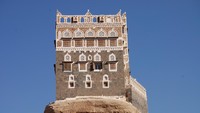 Sesuai namanya, Dar Al Hajar memang dibangun di atas bukit berbatu cadas. Tebing batu berbentuk spiral yang jadi lokasi Dar Al Hajar diketahui sudah ada sejak tahun 1700-an, dibangun oleh Imam Mansour Ali Bin Mehdi Abbas. (Getty Images/iStockphoto/Claudiovidri)
