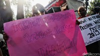 Mereka juga membawa beragam atribut aksi seperti poster dan spanduk.