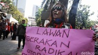 Pengunjuk rasa meminta Menko Polhukam Mahfud MD bertindak tegas terhadap gerakan radikal dan makar.