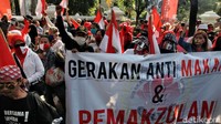 Demonstran menggelar aksi di depan Kemenko Polhukam, Jakarta.