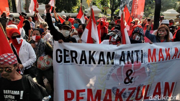 Para pengujukrasa berdemonstrasi di depan kantor Kementerian Koordinator Politik Hukum dan Keamanan (Kemenko Polhukam), Jl Medan Merdeka Barat, Jumat (24/7/2020). Pengunjuk rasa meminta Menko Polhukam Mahfud MD bertindak tegas terhadap gerakan radikal dan makar yang belakangan ramai. Aksi ini berlangsung tertib dan kondusif.