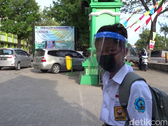 Dimas Ibnu Alias harus sekolah sendirian di Rembang, Jumat (24/7/2020).