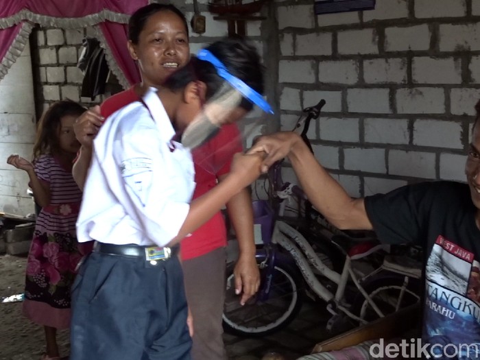 Dimas Ibnu Alias harus sekolah sendirian di Rembang, Jumat (24/7/2020).