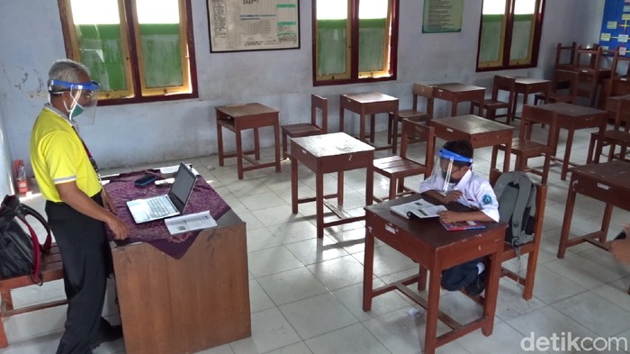 Dimas belajar di sekolah sendiri