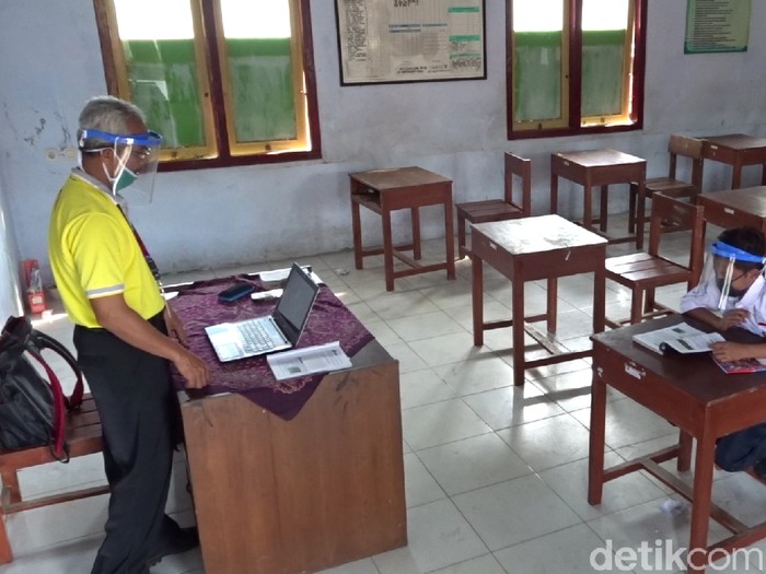 Dimas Ibnu Alias, sekolah sendirian di Rembang, Jumat (24/7/2020).