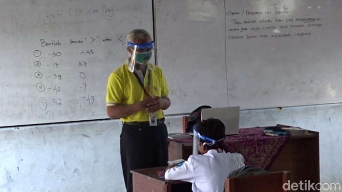 Dimas Ibnu Alias, sekolah sendirian di Rembang, Jumat (24/7/2020).