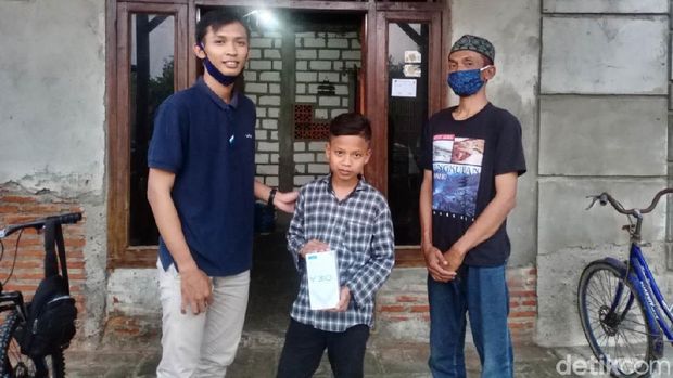 Dimas mulai bisa belajar daring setelah mendapatkan bantuan smartphone, Jumat (24/7/2020).
