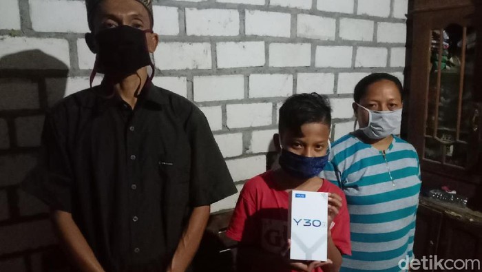 Dimas mulai bisa belajar daring setelah mendapatkan bantuan smartphone, Jumat (24/7/2020).