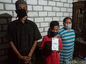 Dapat Bantuan Smartphone, Dimas Mulai Bisa Belajar Daring