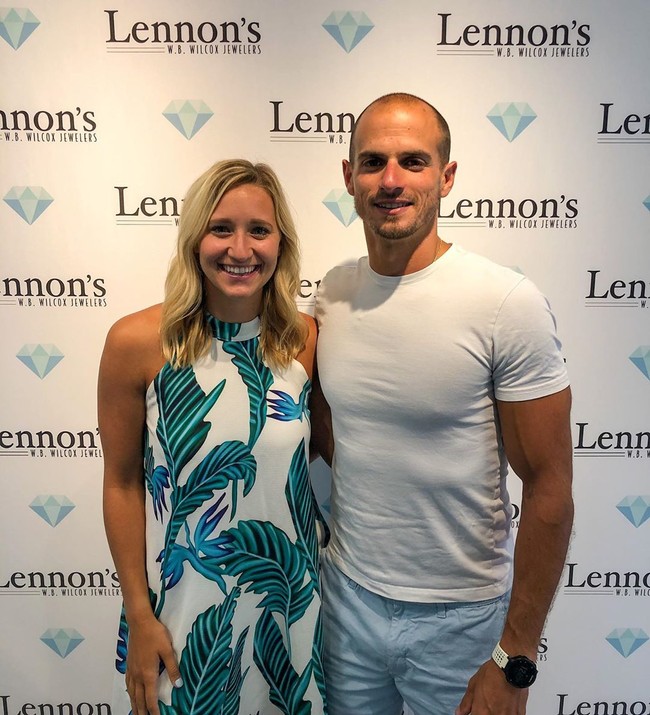 Pasangan itu mengatakan bahwa keduanya sempat harus menunggu waktu untuk berpelukan setelah Nicotera melamar demi hasil foto yang bagus. Walaupun demikian, keduanya mengaku sangat senang dan bersyukur karena Leach bisa mengabadikan momen tunangan keduanya. Foto: Instagram @lennonswbwilcox