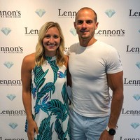 Pasangan itu mengatakan bahwa keduanya sempat harus menunggu waktu untuk berpelukan setelah Nicotera melamar demi hasil foto yang bagus. Walaupun demikian, keduanya mengaku sangat senang dan bersyukur karena Leach bisa mengabadikan momen tunangan keduanya. Foto: Instagram @lennonswbwilcox