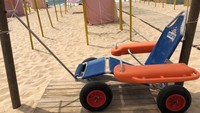 Di Pantai Santa Cruz, Portugal terdapat kursi khusus yang membantu orang-orang disabilitas untuk bisa menikmati laut. (Bored Panda)