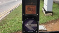 Bagi orang tua atau disabilitas di Singapura bisa menyeberang sedikit lebih lama, karena di sana ada pilihan khusus untuk mereka supaya lampu merah berhenti lebih lama. (Bored Panda)