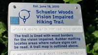 Jalur hiking yang menyediakan penunjuk arah dengan huruf Braile. (Bored Panda)