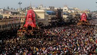 Dikisahkan, momen mengisolasi diri mereka dilakukan sebagai persiapan untuk melakukan Festival Rath Yatra yang disimbolkan dengan sosok raksasa ketiganya yang berukuran 45 kaki. Adapun Kota Puri di India terkenal sebagai lokasi perayaan utamanya (Getty Images)