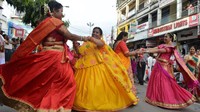 Para peziarah Hindu yang larut dalam kemeriahan Festival Rath Yatra. Diketahui, ribuan hingga jutaan peziarah Hindu bisa datang merayakannya (Getty Images)