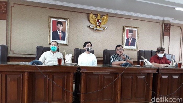 Gibran Rakabuming Raka-Teguh Prakosa datangi F-PDIP DPRD Solo, Jumat (24/7/2020). Gibran Rakabuming Raka-Teguh Prakosa datangi F-PDIP DPRD Solo, Jumat (24/7/2020).