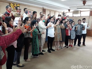 Momen Gibran Sampaikan Maaf ke Fraksi PDIP