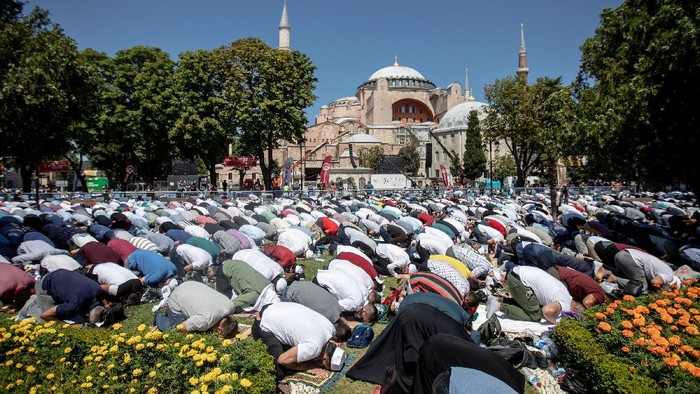 Hari ini Hagia Sophia menggelar Salat Jumat. Ibadah tersebut menjadi kali pertama sejak 86 tahun berfungsi sebagai museum.