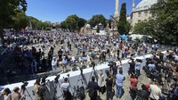 Salat Jumat di Hagia Sophia diamankan oleh 17.000 personel kemamanan. AP Photo/Mehmet Guzel.