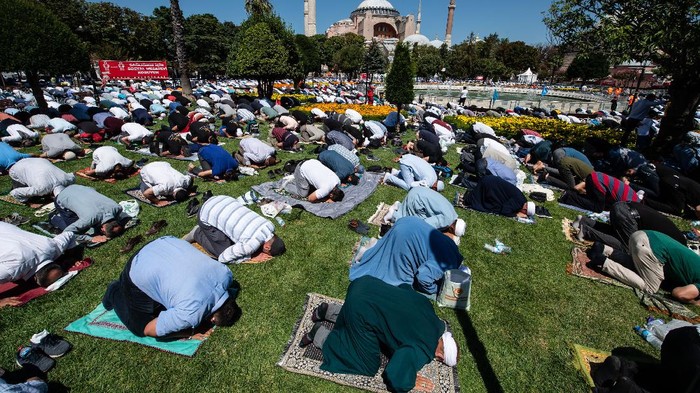 Hari ini Hagia Sophia menggelar Salat Jumat. Ibadah tersebut menjadi kali pertama sejak 86 tahun berfungsi sebagai museum.