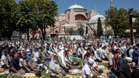 Salat Jumat ini menandai puncak kemenangan dari upaya bertahun-tahun kelompok Islam di Turki. Chris McGrath/Getty Images.